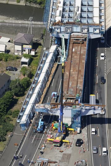 橋桁落下、2人死亡6人重軽傷　静岡県警が実況見分