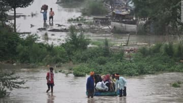 豪雨による洪水と土砂崩れ、４１人死亡　インド北部