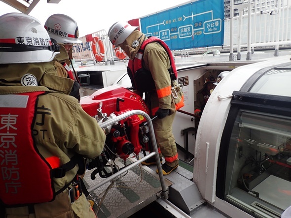 水上バスで消防士や資器材輸送の訓練