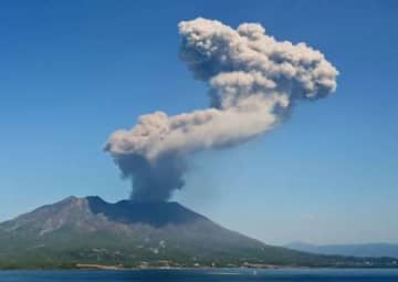 桜島で山体膨張、やや大規模な爆発可能性　気象台が警戒呼びかけ