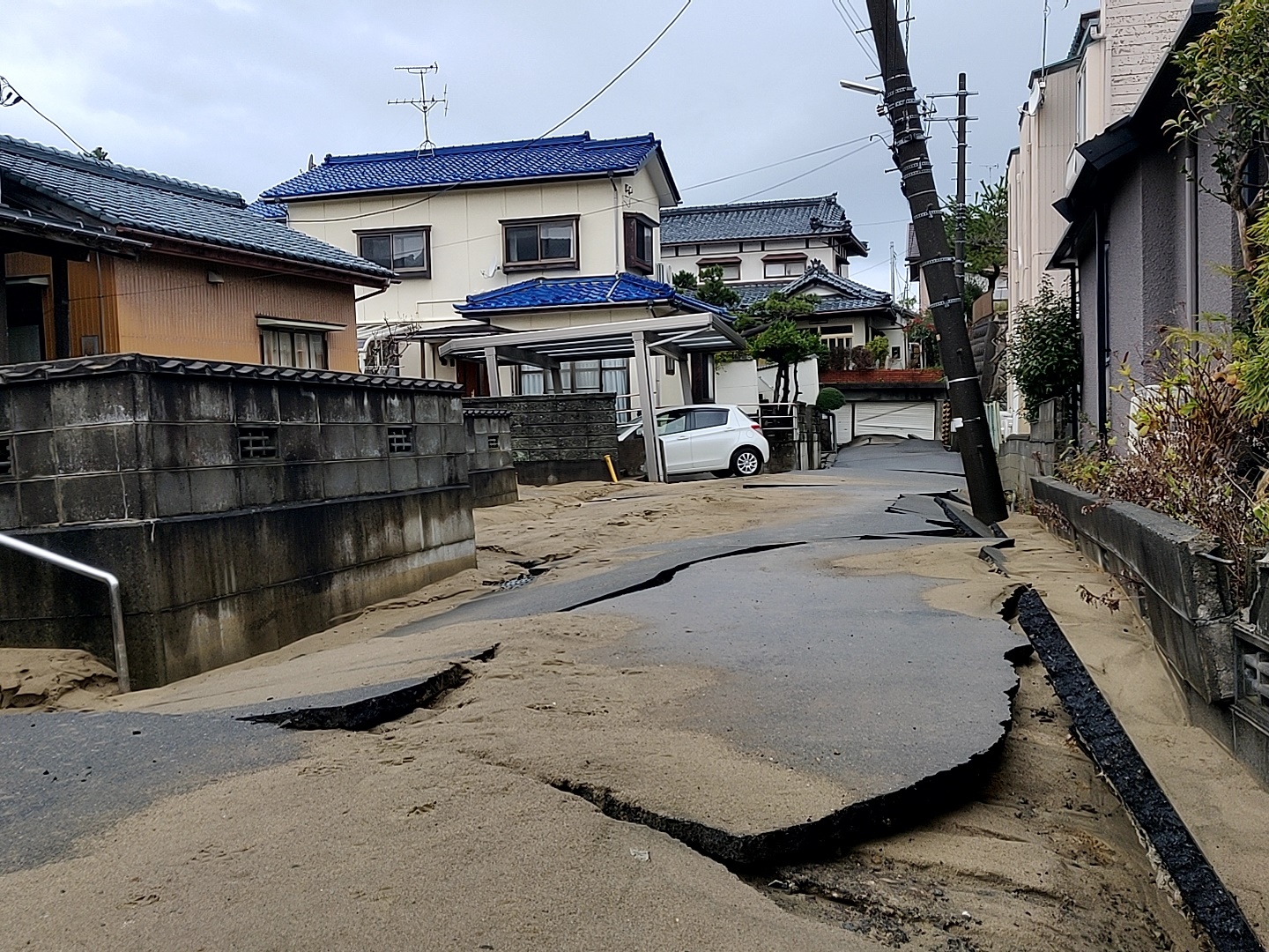 150キロ離れた新潟市内でも倒壊や液状化