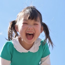 「しゃべらない」避難訓練でホントにいいの？災害時には、自分の居所をまわりに知らせることが大切