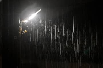 茨城県内でゲリラ豪雨　3000軒が一時停電　雷雨や突風も