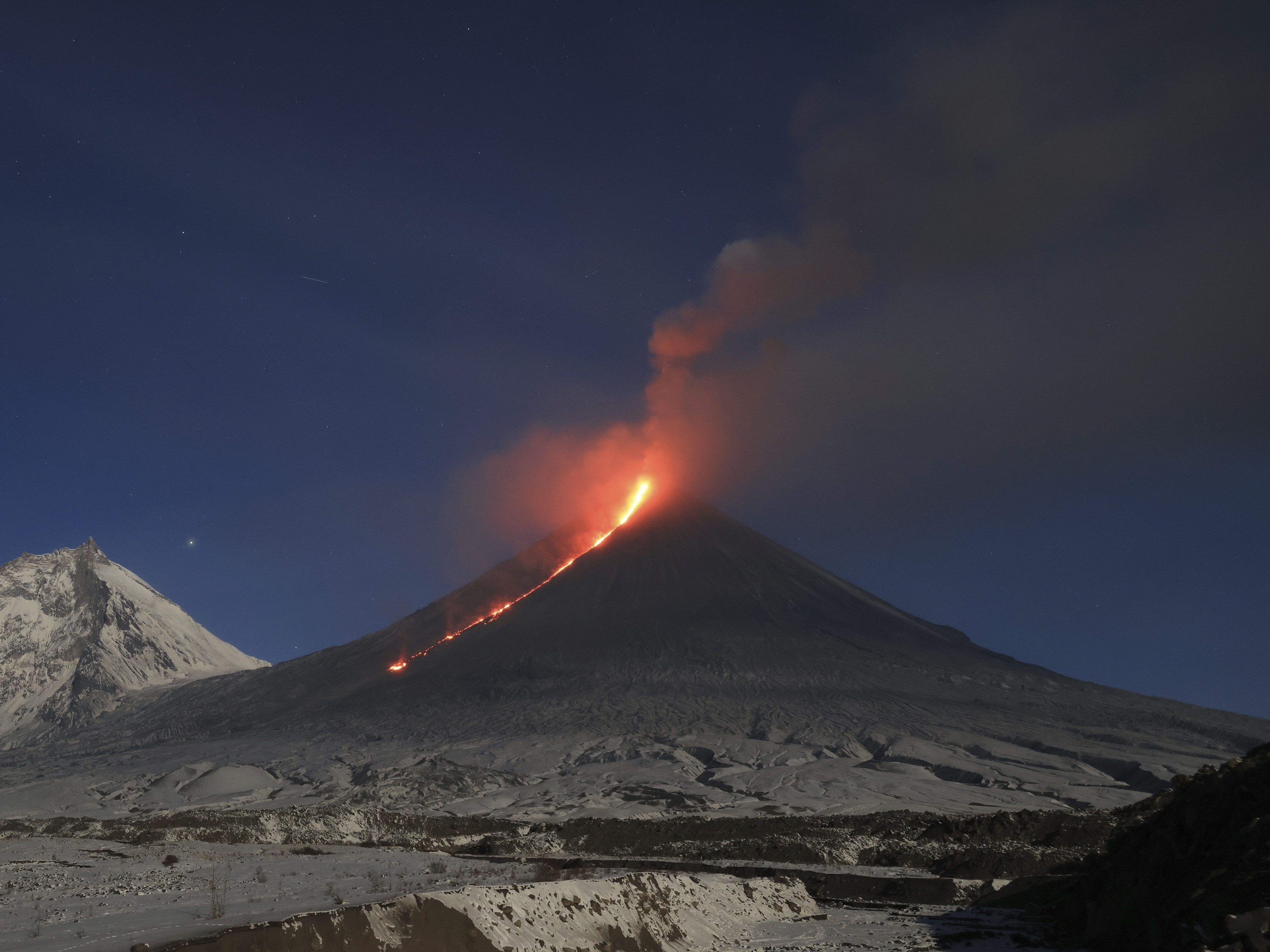 巨大地震後に噴火  カムチャツカ半島・クリュチェフスカヤ火山地震と噴火の関係は？専門家に聞く