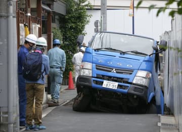 道路が陥没 ごみ収集車はまる 東京 吉祥寺 けが人なし 防災 危機管理トピックス リスク対策 Com 新建新聞社