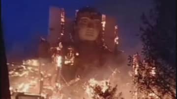 中国・甘粛省の寺院で火災　巨大な大仏が炎に包まれる