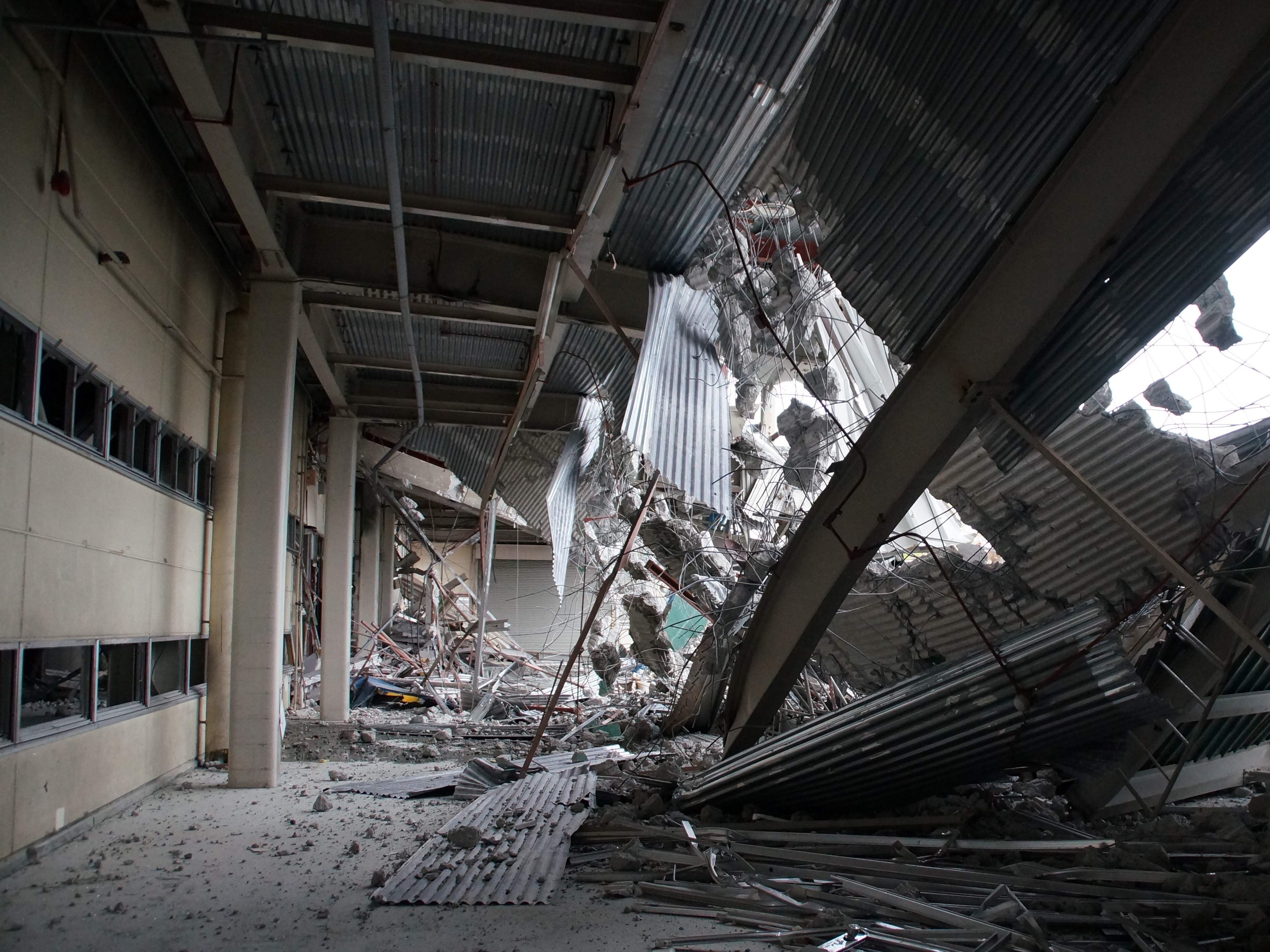 地震直後の建物入場判断迷いを断ち切る「二段階ステップ」