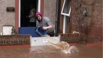 暴風雨「キアラ」、イギリス全土で洪水など被害　交通にも影響