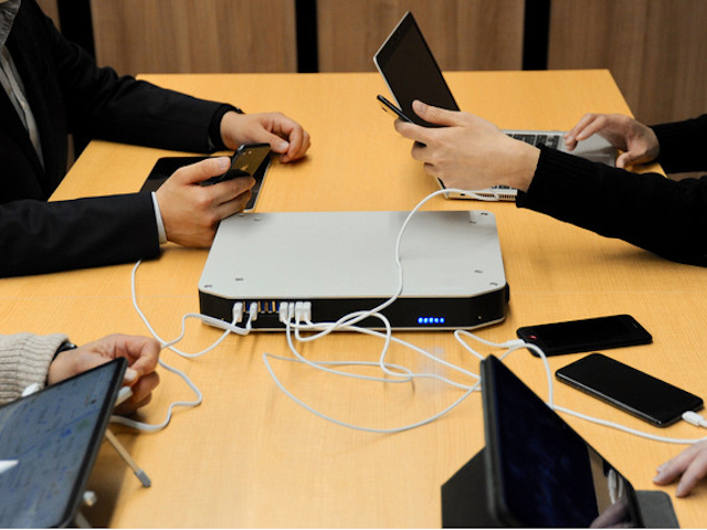 スマホ10台同時急速充電できるEV再利用バッテリー