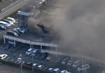 駐車場で車百台以上燃える　神奈川・厚木、パチンコ店