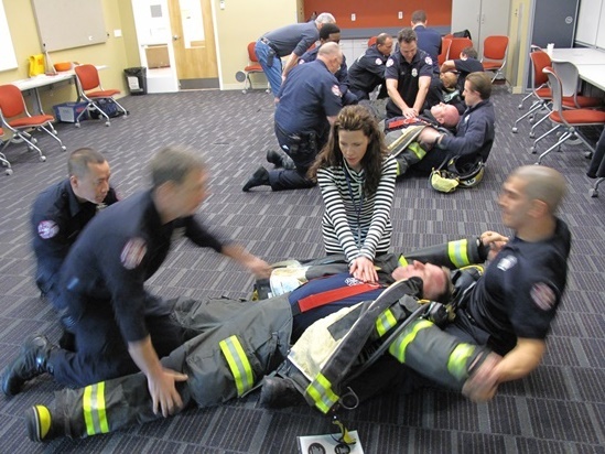 米国で開発された、消防士による消防士のための「FD(Firefighter Down)-CPR」