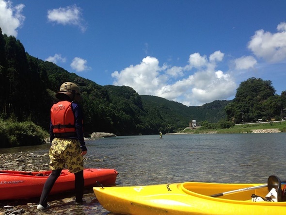 楽しい川遊びの季節。大人も子どももライフジャケットを絶対に忘れずに！