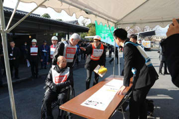 災害時の帰宅困難者 どう誘導する 京都駅周辺で初の実地訓練 防災 危機管理トピックス リスク対策 Com 新建新聞社