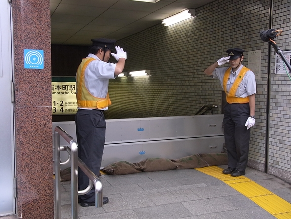 避難の足と運行停止のバランスかぎに