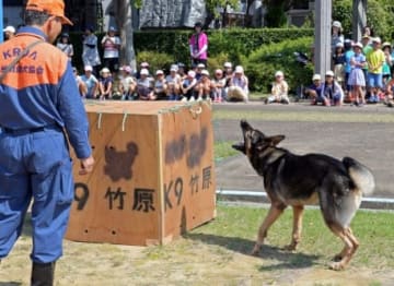 災害救助犬 すごい 探索を再現 阿久根市学童ク児童と交流 訓練士 竹原さん 防災 危機管理トピックス リスク対策 Com 新建新聞社 災害救助犬 すごい 探索を再現 阿久根市学童ク児童と交流 訓練士 竹原さん 防災 危機管理トピックス リスク対策 Com 新建新聞社