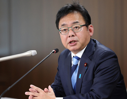 インフル流行「拡大に備える」＝過去１０年で最多―上野厚労相