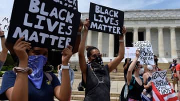 人種差別に抗議、ワシントンで数万人が平和的デモ　NFLは方針転換